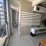 Quartos Em Apto Bem Equipado Com Ar No Centro De Bc