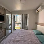 Quartos Em Apto Bem Equipado Com Ar No Centro De Bc