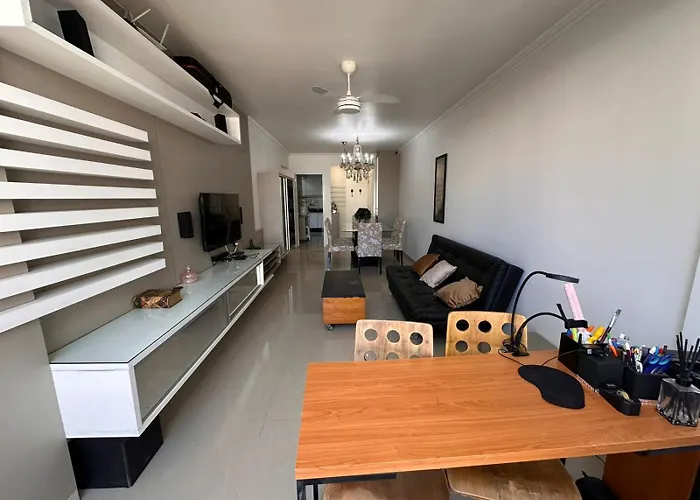 Quartos Em Apto Bem Equipado Com Ar No Centro De Bc