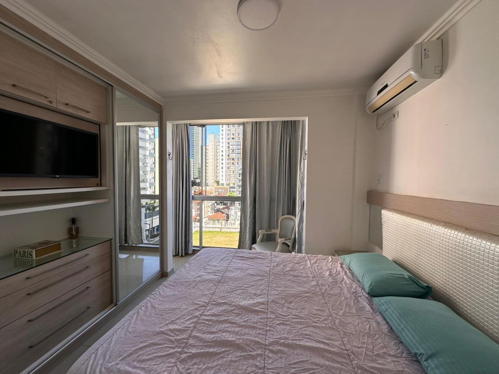 Quartos Em Apto Bem Equipado Com Ar No Centro De Bc