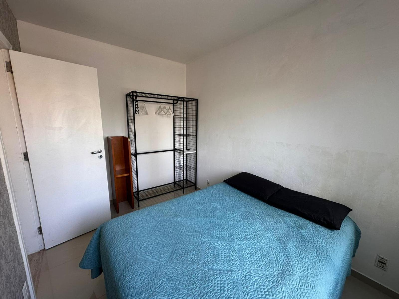 Quartos Em Apto Bem Equipado Com Ar No Centro De Bc *
